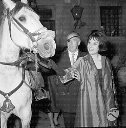 Roma Daniela Rocca e Raoul Welsh davanti al ristorante 'Meo Patacca' con un cavallo