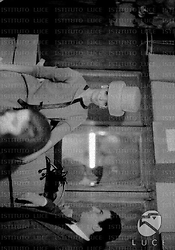 Barbara Steele ripresa in un negozio di cappelli, accanto ad un uomo, mentre ne prova un tipo - piano medio
