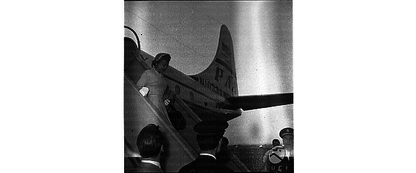Sonja Hènie mentre scende dalle scalette dell'aereo. Piano americano