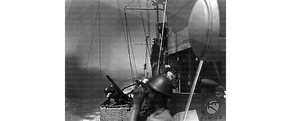 Mare Jonio Marinai sul ponte laterale di una nave da guerra italiana durante la battaglia
