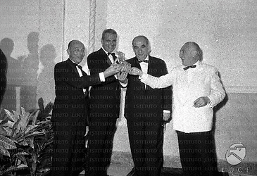 Il regista francese André Cayatte ed altri tre uomini mostrano il Leone d'Oro ricevuto per il film "Il passaggio del Reno"