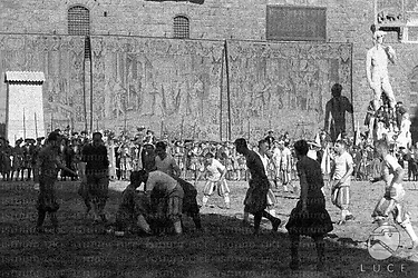Firenze Giocatori di una partita di calcio storico fiorentino si contendono la palla davanti a palazzo Vecchio