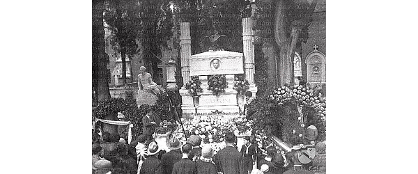 Folla davanti alla tomba, isolata tra due grandi fasci littori, di Armando Casalini. Scorcio dall'alto. Campo medio