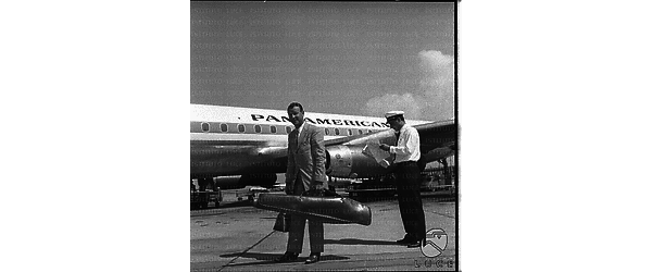 L'attore americano Roy Rogers sulla pista dell'aeroporto di Fiumicino - totale