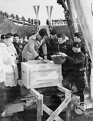 Roma Mussolini sigilla con la calce la prima pietra della nuova sede dell'Istituto Nazionale Luce
