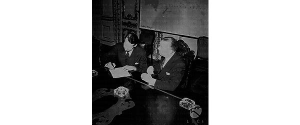 Roma Il ministro presso l'ambasciata americana a Roma Thompson firma i moduli del rinnovo del giuramento di Dunn seduto ad una scrivania presso l'ambasciata americana