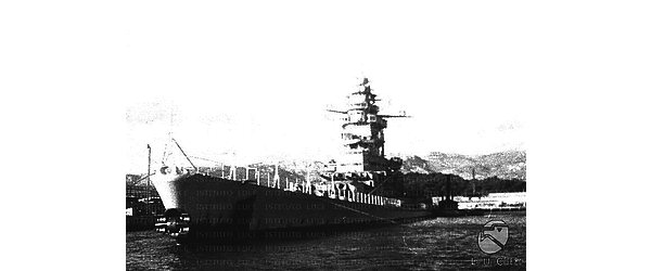 Una grande nave da guerra attraccata nel porto di Tolone