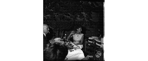 Gente a tavola al ristorante Romolo in occasione dlla consegna del premio 'La Fornarina d'oro' a Josephine Baker - campo medio