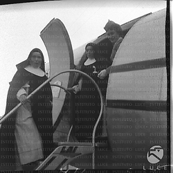 Due suore, tra cui suor Maria Letizia, in partenza su un aereo della LAI diretto a Cagliari. Totale