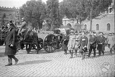 Roma Il feretro accompagnato da un corteo di autorità procede davanti a piazza San Marco verso l'Altare della Patria