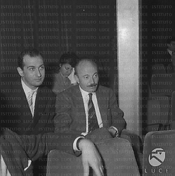 Armando Trovajoli seduto nella platea di un cinema - piano medio