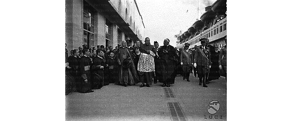 Napoli Il vescovo americano, accompagnato da alcuni alti prelati e seguito da autorità civili e militari, cammina lungo un molo del porto di Napoli