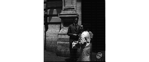 Il pretendente al trono di Portogallo Don Carlos con la moglie Denyse Paes de Almeida e la suocera all'esterno dell'Hotel Excelsior. Totale