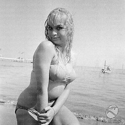 L'attrice Barbara Valentin, in bikini, al Lido di Venezia in occasione della Mostra del Cinema - piano americano