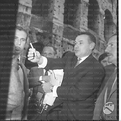 Giocatori della nazionale di calcio URSS in giro per Roma, ripresi durante la visita al Colosseo forse assieme a qualche giornalista - piano americano