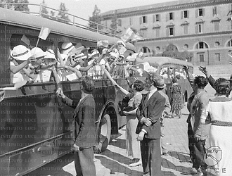 Roma Alcuni genitori salutano i loro figli in partenza per le colonie a bordo di un pullman a piazza del Popolo