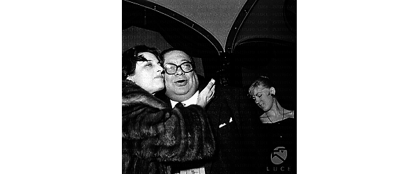 Aldo Fabrizi abbraccia Anna Magnani