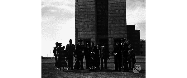 Sabaudia Hans Frank, la moglie Brigitte e Marpicati posano con alcune personalità davanti alla chiesa della Ss. Annunziata