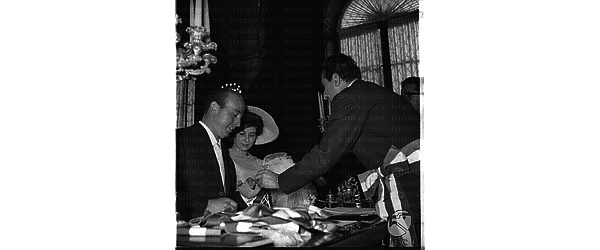 Arnoldo Foà  al tavolo delle cerimonie della Sala Rossa del Campidoglio ripreso al momento dello scambio degli anelli - piano medio