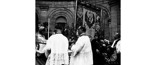 Roma Alto prelato benedice il gonfalone dell'ateneo romano alla presenza della principessa Maria di Savoia e di Pietro De Francisci nel cortile di S. Ivo alla Sapienza
