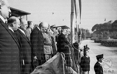 Roma Enrico De Nicola assiste alla sfilata delle Forze di Polizia all'ippodromo di Villa Glori insieme ad alcune personalità del Governo ed al capo della Polizia Ferrari