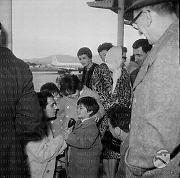 Ciampino Silvana Mangano con i figli e Nino Manfredi all'aeroporto di Ciampino in occasione della partenza di De Laurentiis e Monicelli per New York