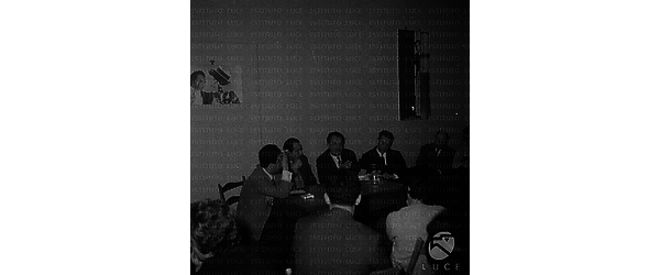 Gian Luigi Rondi ripreso in occasione di una conferenza stampa, per il film Il Gattopardo con Antonello Tombadori ed altri - campo medio