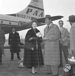 Robert Taylor e Eleanor Parker vicino a un aeroplano, totale