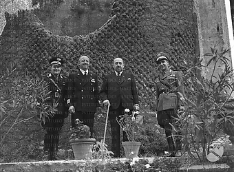 Il ministro Funk e il ministro Riccardi posano insieme a due autorità dell'arma dei carabinieri, sullo sfondo di rovine romane, a Tivoli - totale del gruppo, con scorcio dal basso