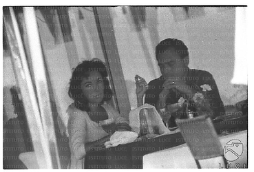 Michael Todd ed Elizabeth Taylor seduti in un bar - piano medio
