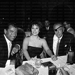 Roma Richard Egan seduto ad un tavolo del ristorante Meo Patacca con la moglie e Raul Walsh
