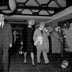 Sophia Loren e Carlo Ponti all'aeroporto di Fiumicino