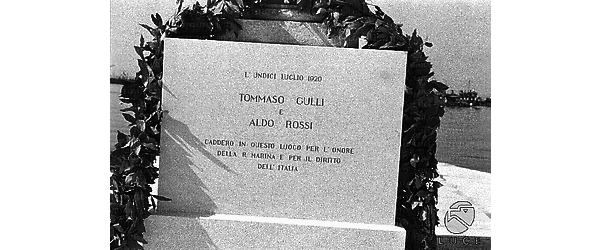 Spalato Stele in memoria di Tommaso Gulli e Aldo Rossi collocata ai piedi di una colonna nel porto di Spalato