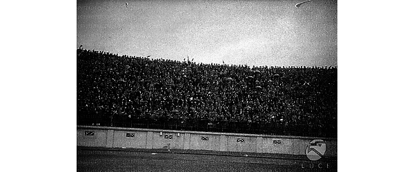 Roma La curva dello stadio affollata di spattatori esultanti