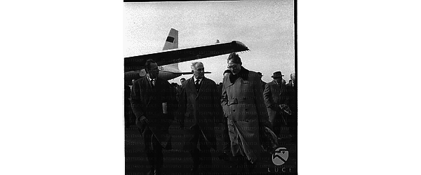 Luigi Longo, Michail Suslov ed un uomo sulla pista dell'aeroporto di Ciampino. Totale