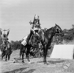 Mario Petri a cavallo sul set del film 'La regina dei Tartari' - campo medio