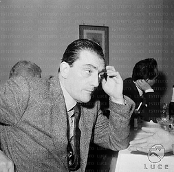 Roma Luchino Visconti a tavola durante un pranzo dei giornalisti cinematografici