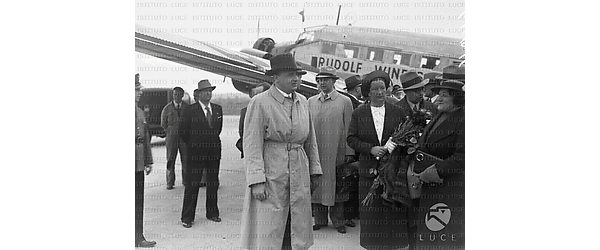 Roma Hans Frank e la moglie Brigitte (con un mazzo di fiori) colti sulla pista nei pressi di un aereo della Lufthansa con un gruppo di personalità; sulla destra si riconosce Marpicati