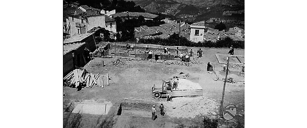 Veduta di cantiere di lavori di ricostruzione in corso in un borgo colpito dal terremoto del Vulture [probabilmente Ariano Irpino]