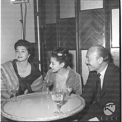 Esther Williams, Anna Maria Pierangeli e Armando Trovajoli al ristorante Palazzi - piano medio