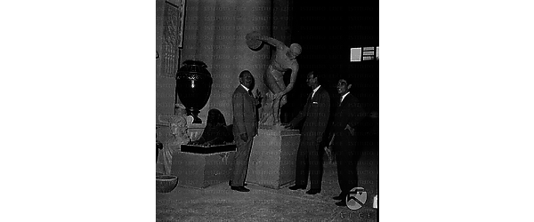 Roma Gallone e Kurosawa visitano un magazzino sculture di Cinecittà