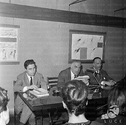Dario Puccini, Giancarlo Vigorelli e Murillo Mendes durante una conferenza alla Libreria Einaudi