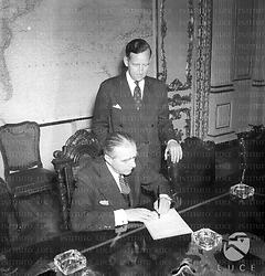 Roma Dunn, in procinto di lasciare l'Italia per diventare ambasciatore degli U.S.A. in Francia, firma dei moduli seduto alla sua scrivania presso l'ambasciata americana