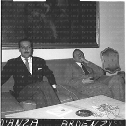 Ripresa della sala dove si svolge la conferenza stampa, inquadrati solo Daniele D'Anza e Lucio Ardenzi seduti sul divano - piano americano