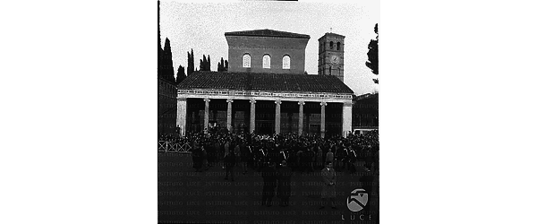 Un gruppo di carabinieri vicino l'automobile papale ferma davanti alla Basilica di San Lorenzo fuori le Mura. Campo lungo