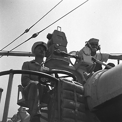 Un graduato e un marinaio guardano l'orizzonte da una torretta elevata del cacciatorpediniere "Il Bersagliere