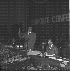 Moro tiene il suo intervento durante il congresso (forse della Coldiretti); accanto a lui Bonomi ed altre personalità - campo medio