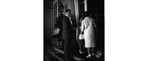Il pretendente al trono di Portogallo Don Carlos con la moglie Denyse e la suocera sulle scale d'ingresso all'Hotel Excelsior. Campo medio