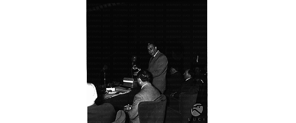 Moro tiene il suo intervento durante il congresso (forse della Coldiretti); accanto a lui Bonomi ed altre personalità - piano americano