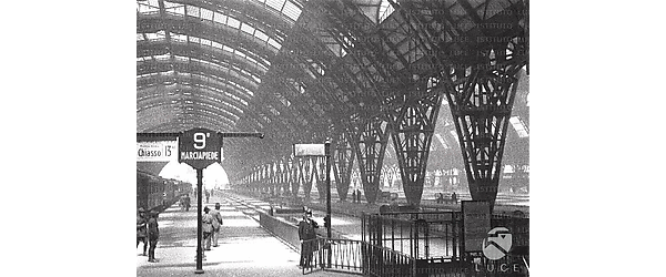 Milano La galleria centrale dei treni coperta dalla grande tettoia in acciaio e vetro vista lungo il marciapiede n. 9